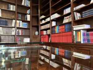 scrivania e libreria della stanza riunioni di Studio Del Fiume